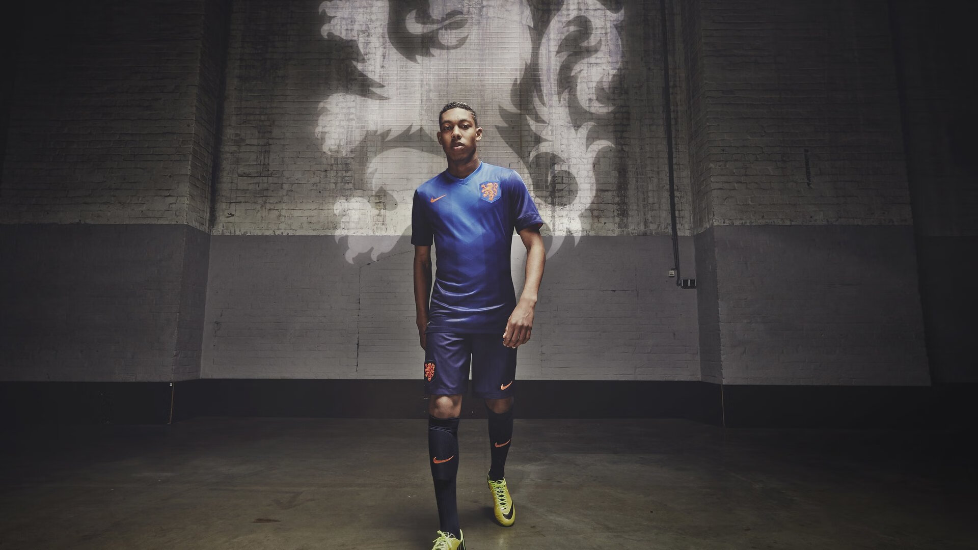 米兰体育官网入口-英超决胜场，战术安排与数据对比揭示最终胜负关键，英超各项赛事连胜纪录